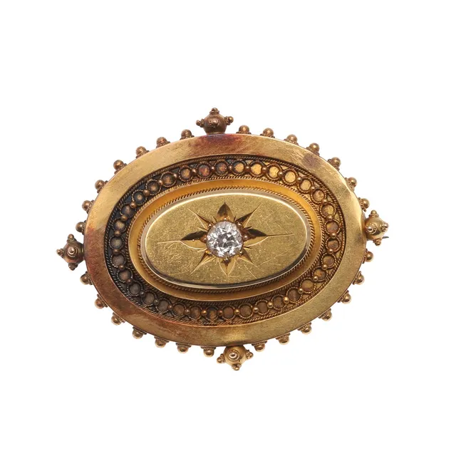 A VICTORIAN GOLD AND DIAMOND BROOCH.