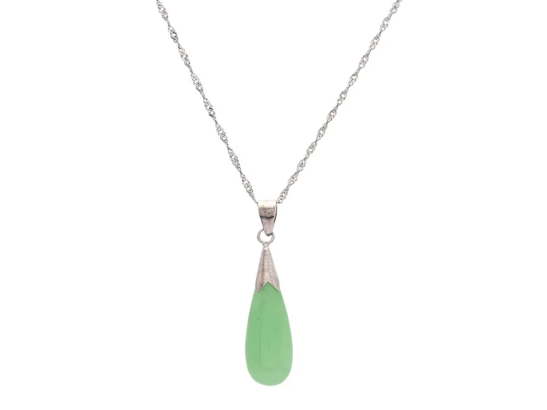 HÄNGE/KEDJA, sterlingsilver, grön droppformad sten, kedjans längd 40 cm, hängets höjd 30 mm, vikt 3,2 g. — Smycken/Hänge med kedja — Kaplans