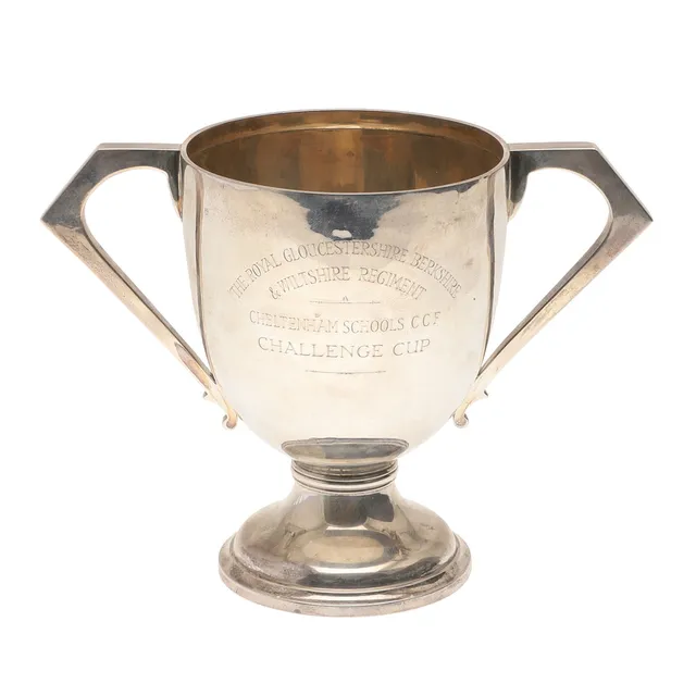 AN EDWARDIAN SILVER TWIN HANDLED TROPHY CUP, MILITARY INTEREST.