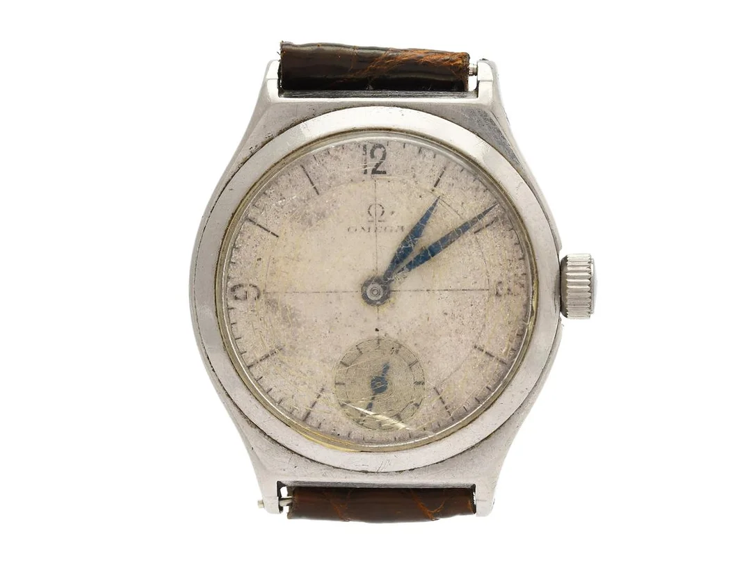 OMEGA, herrur, 30,5 mm, Cal 26.5 SOB, Serie nr. 8148042, Boett nr. 9001746, stål (Staybrite), manuell, plexiglas (skadat), liten sekundvisare, skadad urtavla, defekt (går ej, akut servicebehov), skadad krona/ställaxel, läderband, ca 1935. — Klockor/Omega — Kaplans