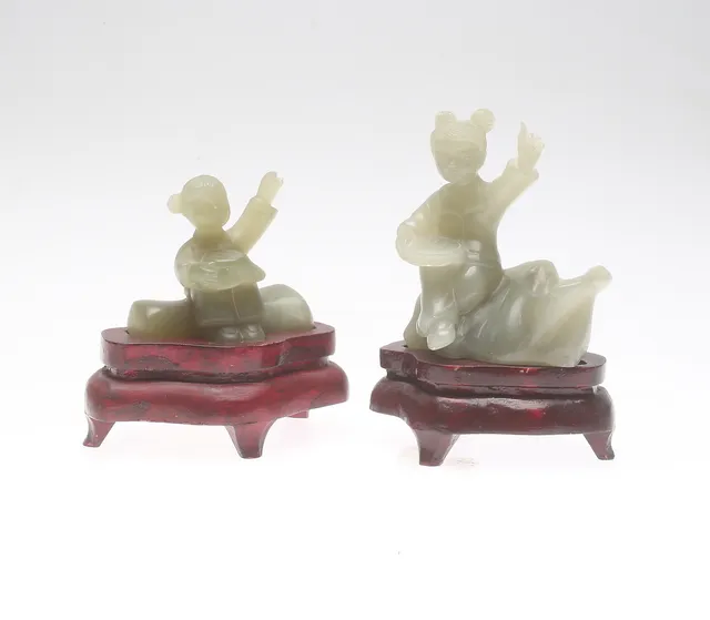 SKULPTURER, 2 st, möjligen jade, Kina, 1900-tal.