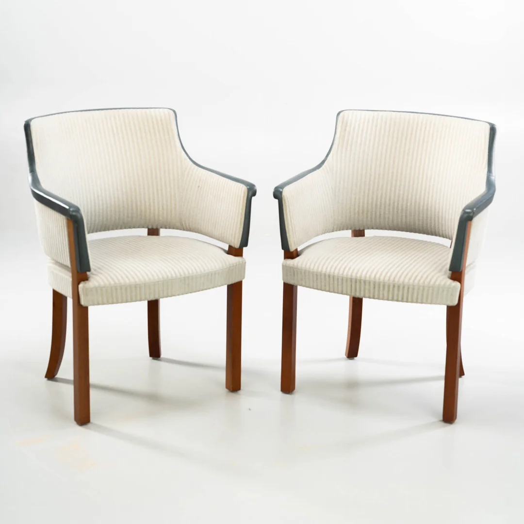 ÅKE AXELSSON. Karmstolar "Riksdagen" Gärnäs 1900-tal (2st). — Armchairs & Chairs — Norrlands Auktionsverk
