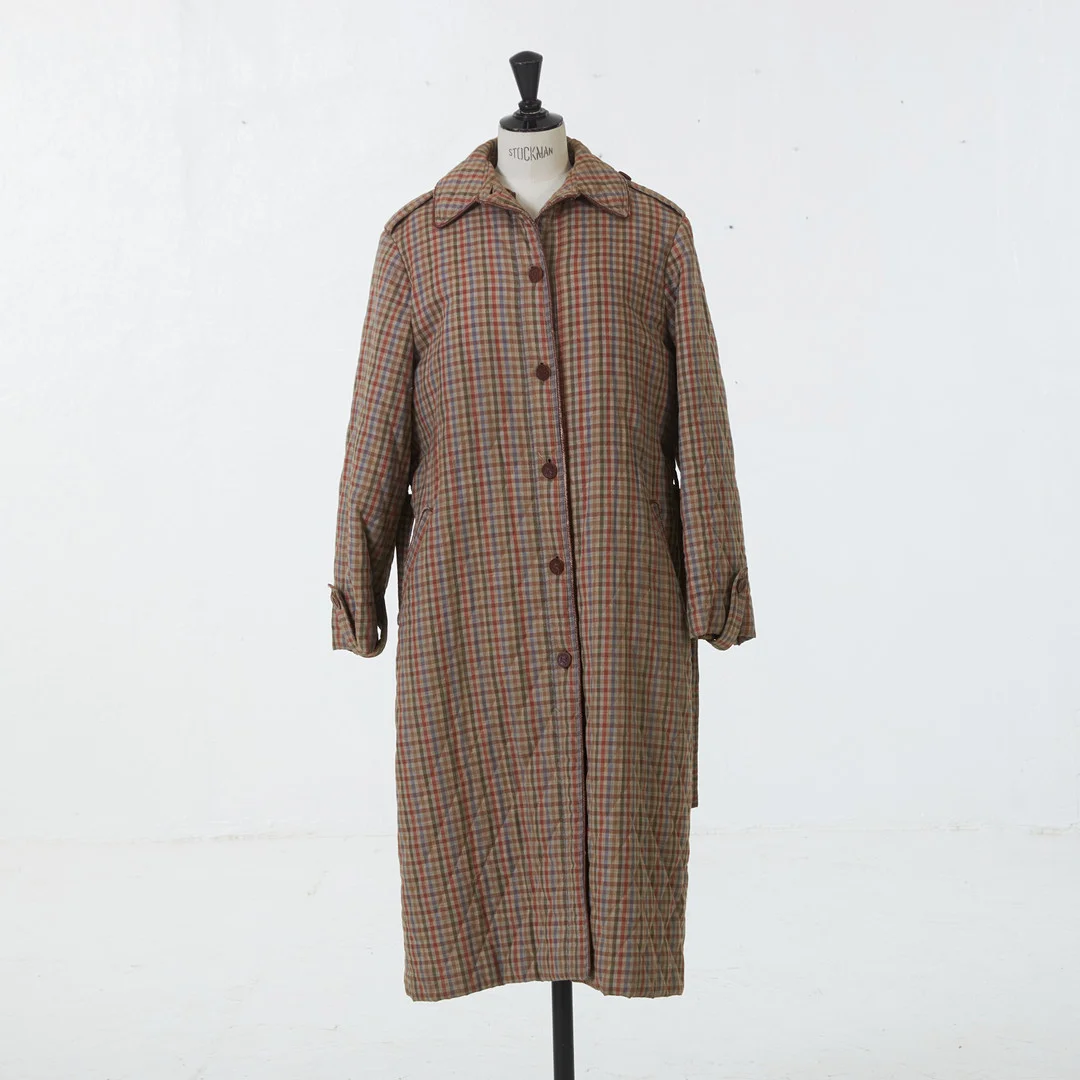 CELINE, kappa med löstagbar väst och skärp, quiltad, rutig med passpoaler och knappar i läder, uppskattad storlek 38, etikettmärkt Celine Paris Marque Deposées Made in France. — Vintage & Designer Fashion — Stockholms Auktionsverk Magasin 5