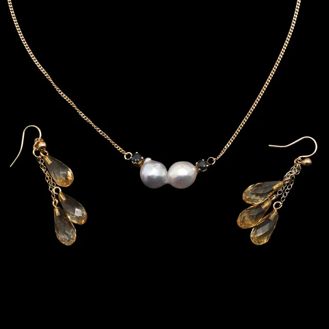 A 14CT GOLD AND BAROQUE CULTURED PEARL NECKLACE AND A PAIR OF CITRINE EARRINGS.