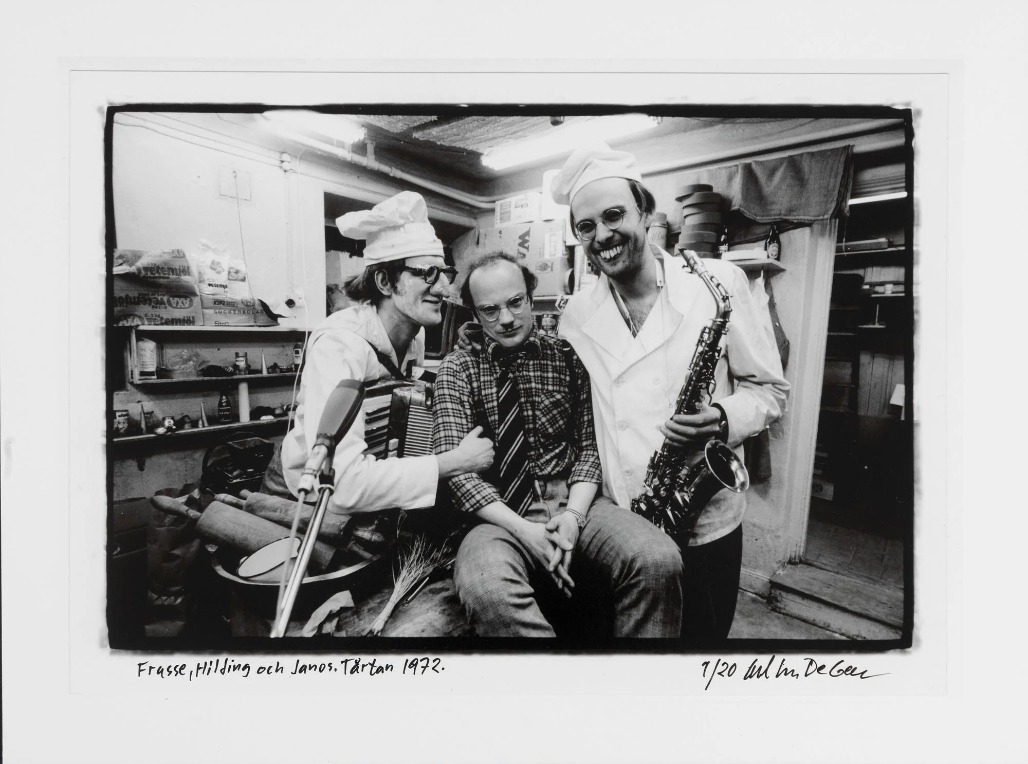 Carl Johan De Geer, "Frasse, Hilding och Janos. Tårtan 1972". — Konst/Fotografi — Bukowskis