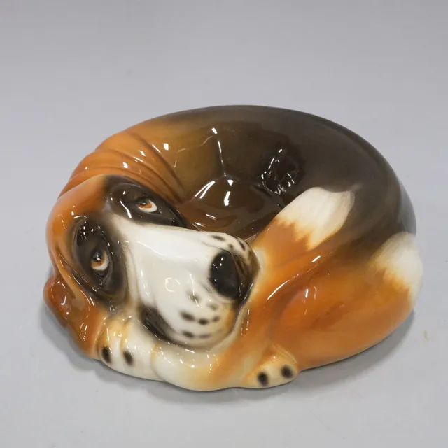 FIGUR I FORM AV BASSETHUND.