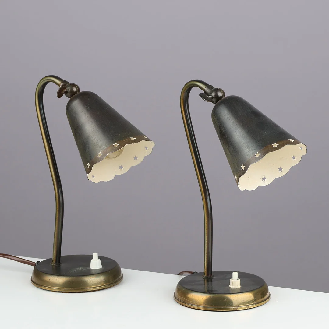 SKANDINAVISK DESIGN. Et par bordlamper af patineret messing, skærme med gennembrudt stjernemønster, skandinavisk lampeproducent, Skandinavien, ca. 1940'erne, (2). — Table Lamps — Palsgaard Kunstauktioner