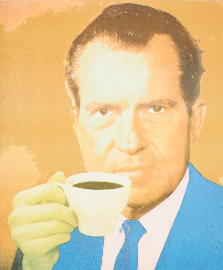 KJARTAN SLETTERMARK. Nixon med kaffekopp, litografi, signerad samt E A. — Engravings & Prints — Stockholms Auktionsverk Sickla