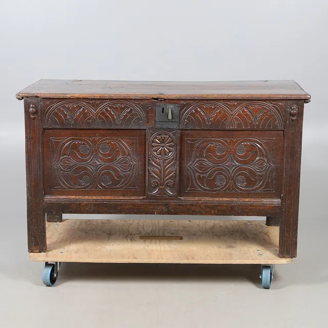 18TH CENTURY CARVED OAK COFFER.