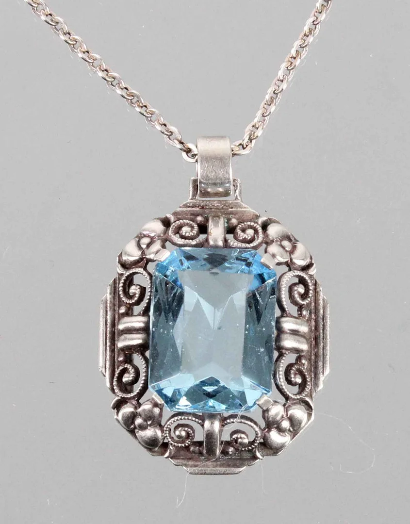 ART DECO ANHÄNGER MIT AQUAMARIN-SPINELL. — Brooches & Pendants — Auktionshaus Bossard