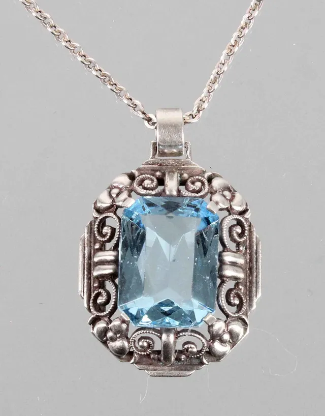 ART DECO ANHÄNGER MIT AQUAMARIN-SPINELL.