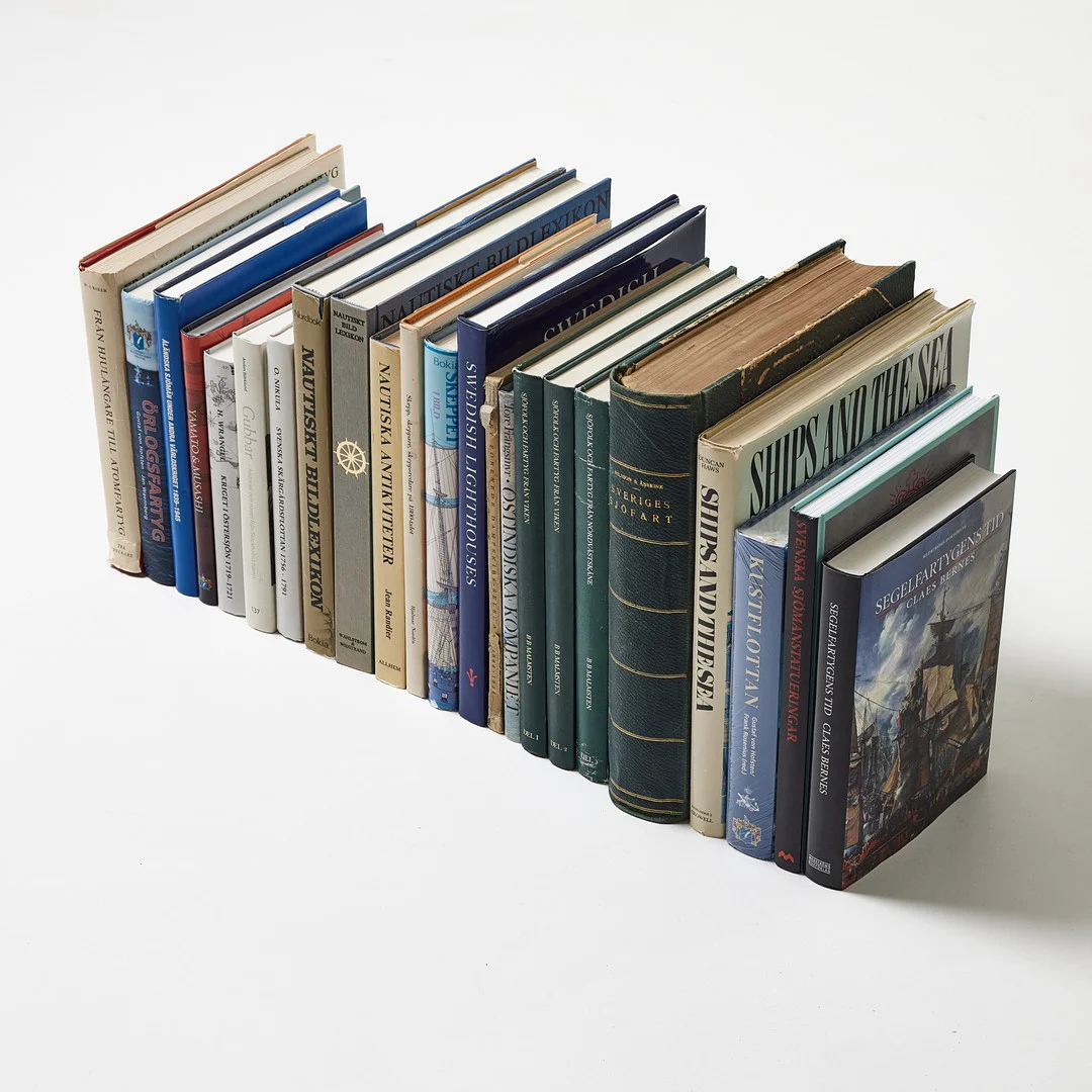 NAUTISK LITTERATUR, 22 delar, böcker och häften, bland annat nautiskt bildlexikon, fyrar, samt nautisk historia. — Books — Stockholms Auktionsverk Magasin 5