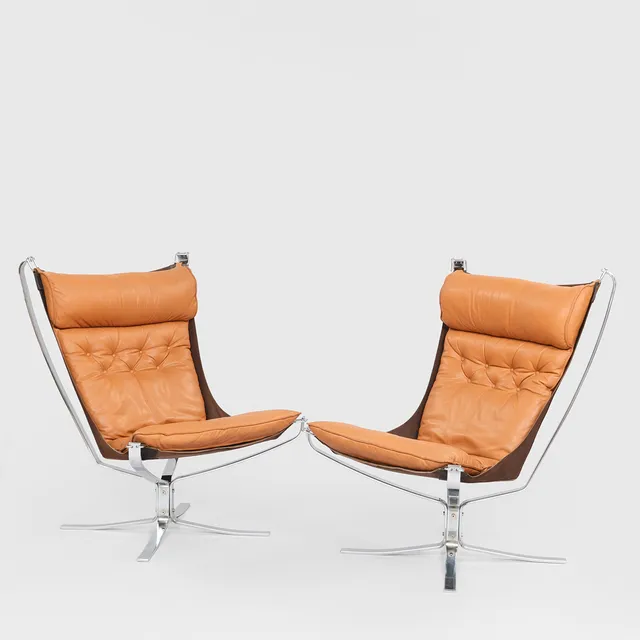 SIGURD RESELL. Sæt på to loungestole model "Falcon" for Vatne Møbler, Norge. Forkromet stål og cognacfarvet læder. (2).