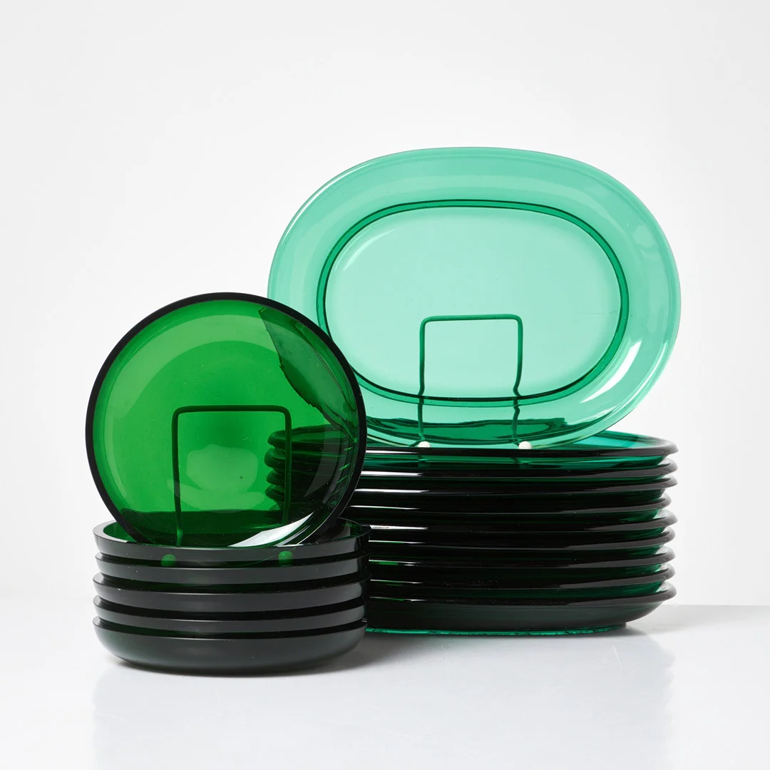 JOSEF FRANK. Hummertallrikar samt assietter, 10+6 dlr, grön glasmassa, för Firma Svenskt Tenn. — Utility glass — Stockholms Auktionsverk Sickla
