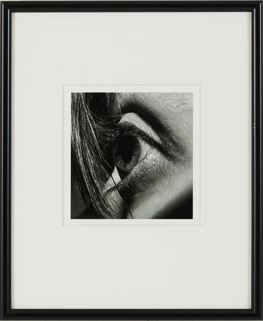 EVA KLASSON. Öga i närbild, signerad a tergo, Paris, 1975 (print 2008). — Photography — Stockholms Auktionsverk Magasin 5