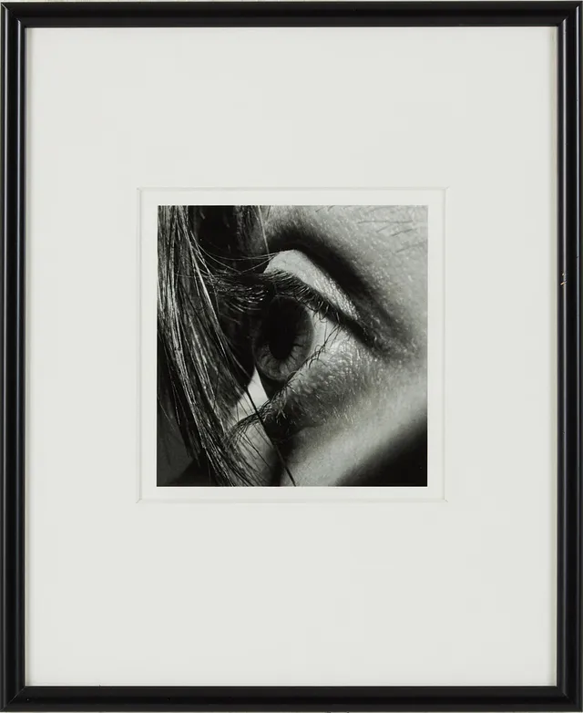 EVA KLASSON. Öga i närbild, signerad a tergo, Paris, 1975 (print 2008).