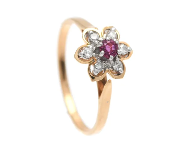RING, 18K guld, rubin, 6 åttkantslipade diamanter ca 0,08 ctv, stl 17,5 mm, vikt 2,3 g.