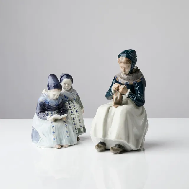 LOTTE BENTER. Figuriner 2 st, Royal Copenhagen, 1317 och 1395, Amagerkvinna och 2 läsande Amagerflickor.