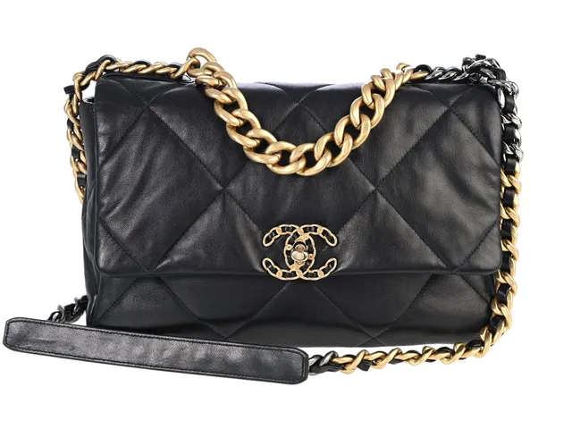 CHANEL, VÄSKA, Chanel 19, svart quiltat lammskinn, guldfärgade beslag, 29,5x17,5x8,5 cm, hologrammärkt 30860008, år 2020, originalkvitto från 2020, care booklet, cert, dustbag, originalkartong. Very Good Condition.