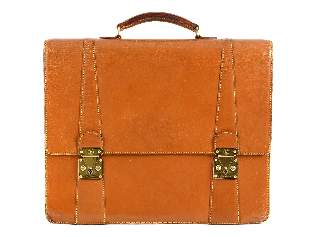 PORTFÖLJ, LOUIS VUITTON, Cuir Nomade, konjaks färgat läder, 42x35x5cm, slitage, sprucket och lite fläckar — Accessoarer/Väskor — Kaplans