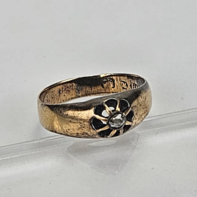 RING, guld, 18K, med slipad diamant, total vikt ca. 1,9 gram.