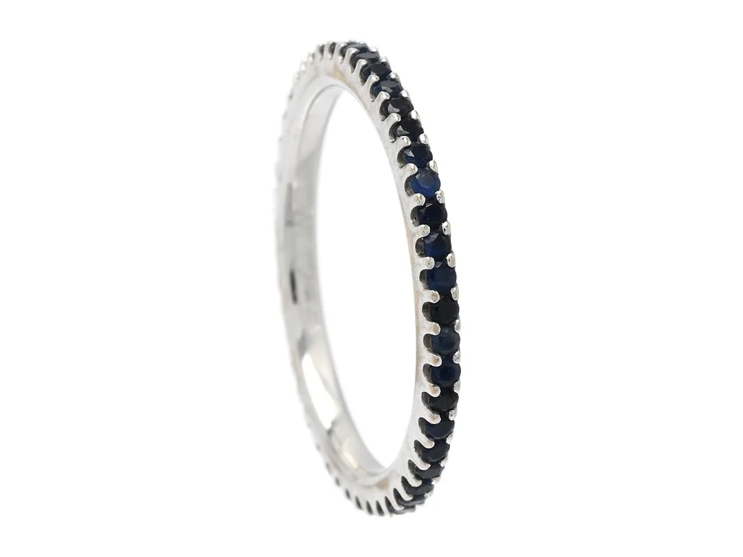 HELALLIANSRING, 18K vitguld, safirer, stl 16,75+ mm, vikt 1,9 g. — Smycken/Alliansring — Kaplans