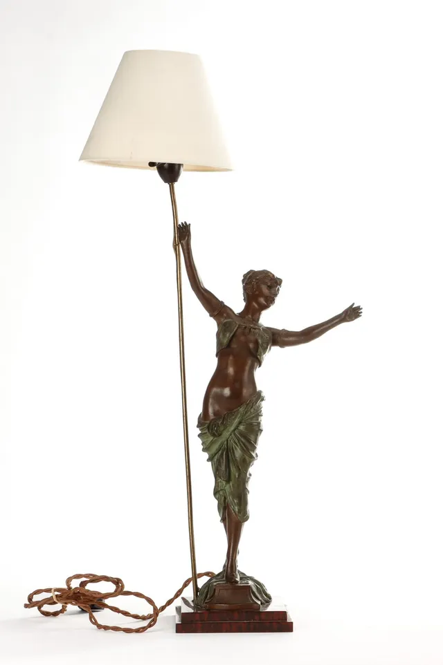 Table lamp of patinated bronze.