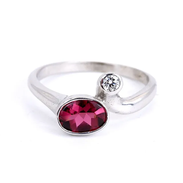 9CT WHITE GOLD GARNET & DIAMOND RING.