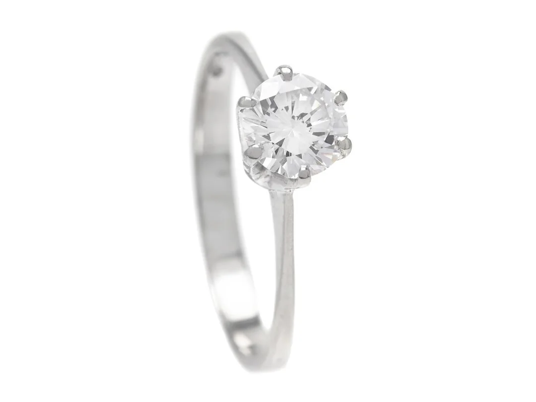 ENSTENSRING, 14K vitguld, briljantslipad diamant ca 0,60 ct, ca TW(G)/, skada på rondisten, i övrigt små inneslutningar, stl 17,25 mm, vikt 1,8 g, nagg på kuletten. — Smycken/Enstensring — Kaplans