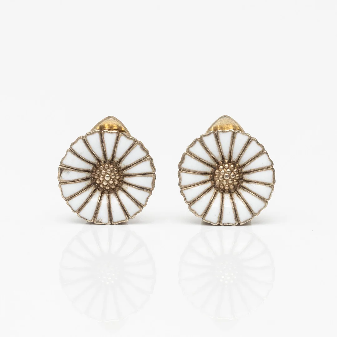 GEORG JENSEN. Örhängen, ett par, förgyylt sterling silver och vit emalj, "Daisy", Danmark. — Earrings — Auktionshuset Kolonn