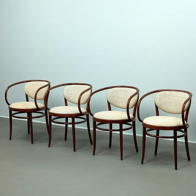 MICHAEL THONET. Thonet, vier Esszimmerstühle / Stühle, Modell '210 P, Bugholz, Polster, Deutschland (4).