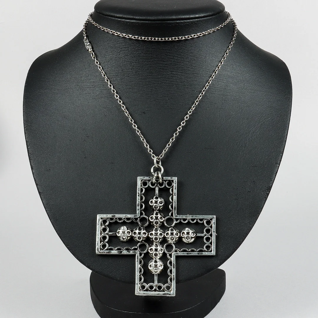 TAPANI VANHATALO. Halssmycke, försilvrat tenn, Finland. — Necklace — Karlstad Hammarö Auktionsverk
