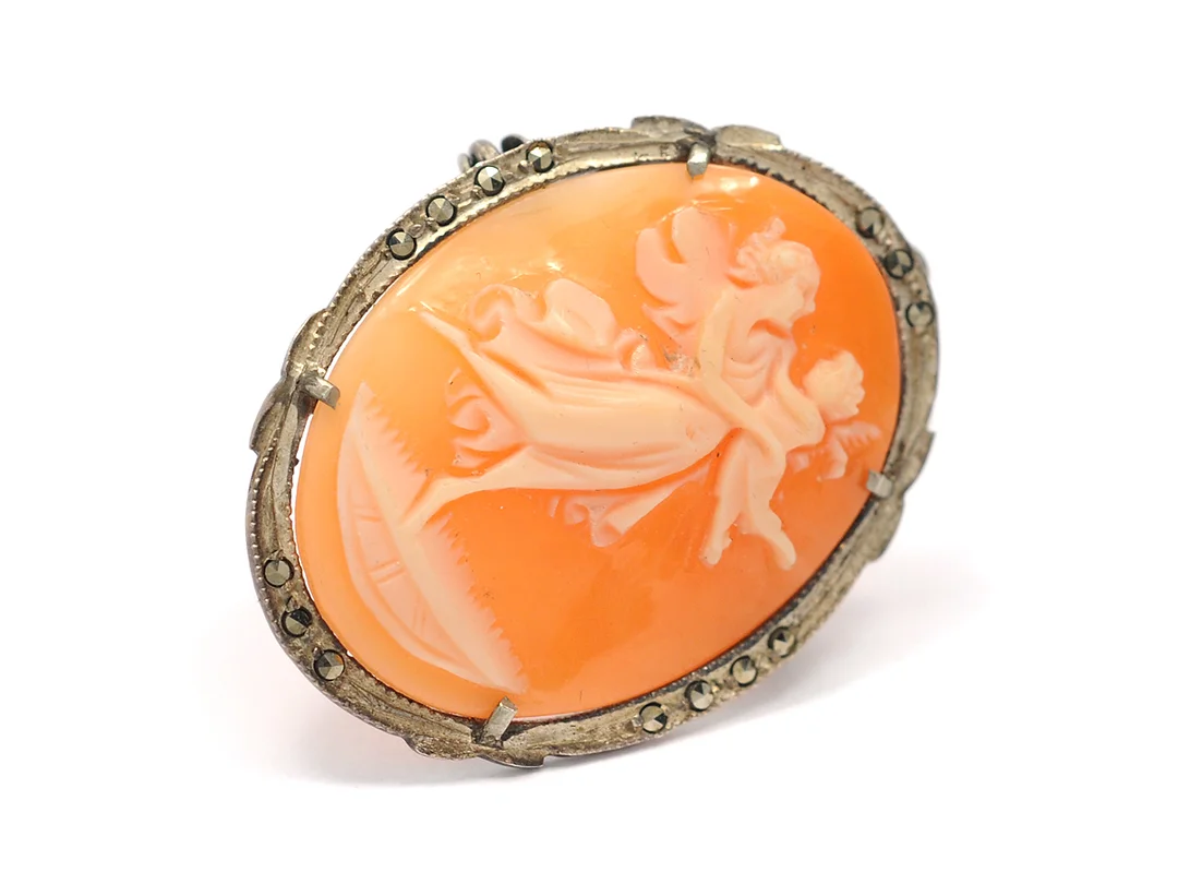 HÄNGE/BROSCH, silver, camé, 14 markasiter, mått 2,3 x 3,7 cm vikt 3,6 g. — Smycken/Hänge — Kaplans
