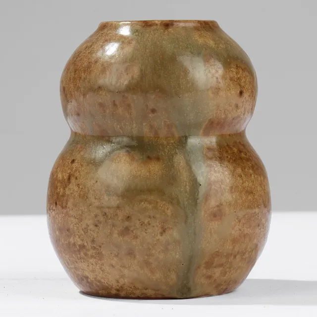 PATRICK NORDSTRÖM. Kalabasformet stentøjsvase glasereret i grønne og brune nuancer, udført på eget værksted i Islev, dateret 1927, Danmark.