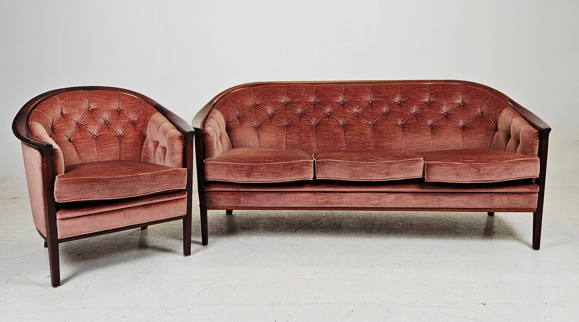 BERTIL FRIDHAGEN. Soffa och fåtölj, "Aristokrat", Bröderna Andersson. — Sofas & Seatings — Auktionshuset Thörner & Ek