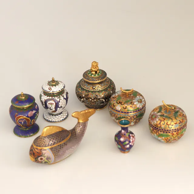 SAMLING CLOISONNÉ, 7 delar, sannolikt Kina, 1900-talets senare del.