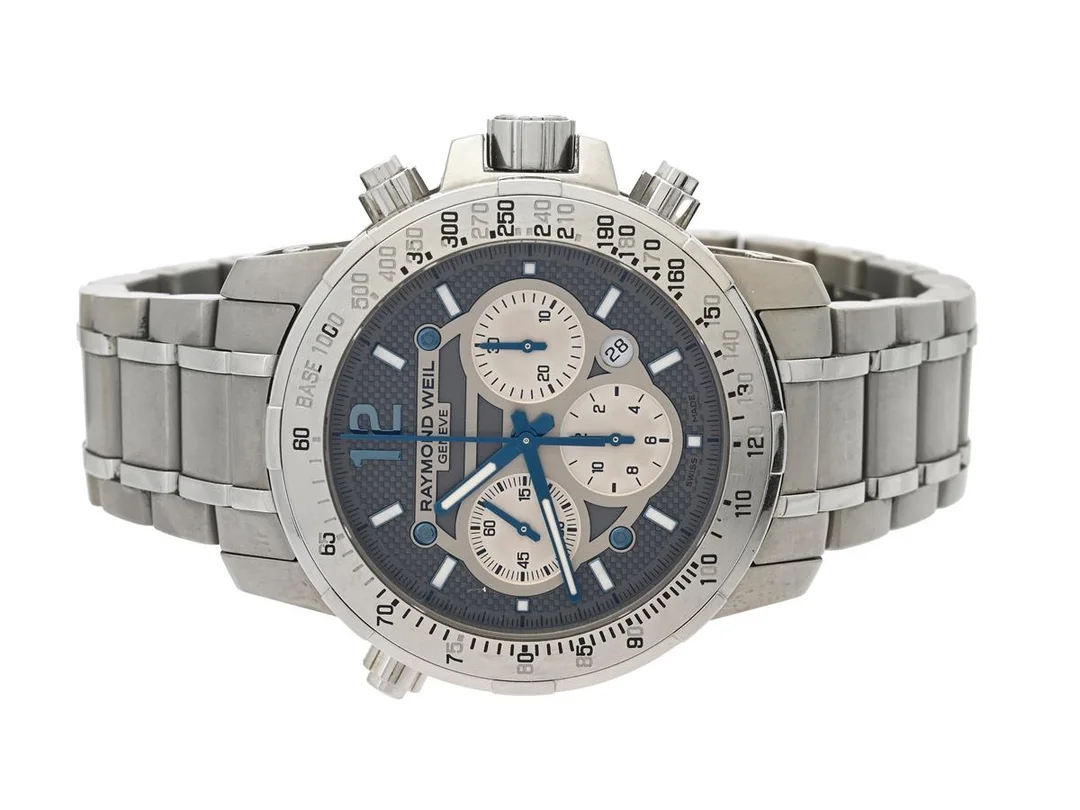 RAYMOND WEIL, Nabucco, "Base 1000", Cal ETA 7753, Serie nr. V954011, Ref nr. 7800-TI-05207, Boett nr. 7800, kronograf, herrur, 46 mm, titan/stål, automatisk, safirglas, datum, originallänk, viklås, Ref nr. G3.08, cert, april 2010, box, ytterkartong. — Klockor/Raymond Weil — Kaplans