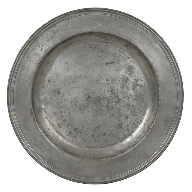 A 17TH CENTURY PEWTER BROAD RIM CHARGER.