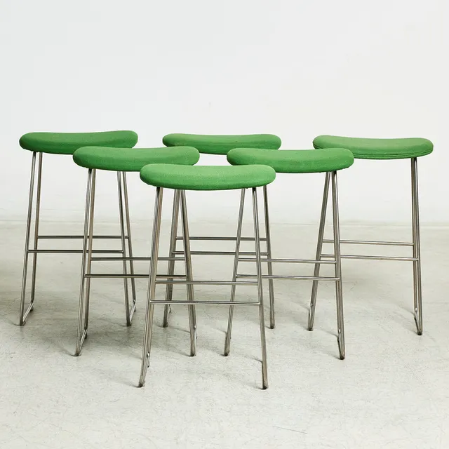 JASPER MORRISON. Pallar/barstolar, 6 st,"Morrison Stool", Cappellini, stomme i stål, fast stoppad sits klädd i grön textil, Italien, 1900/2000-tal.