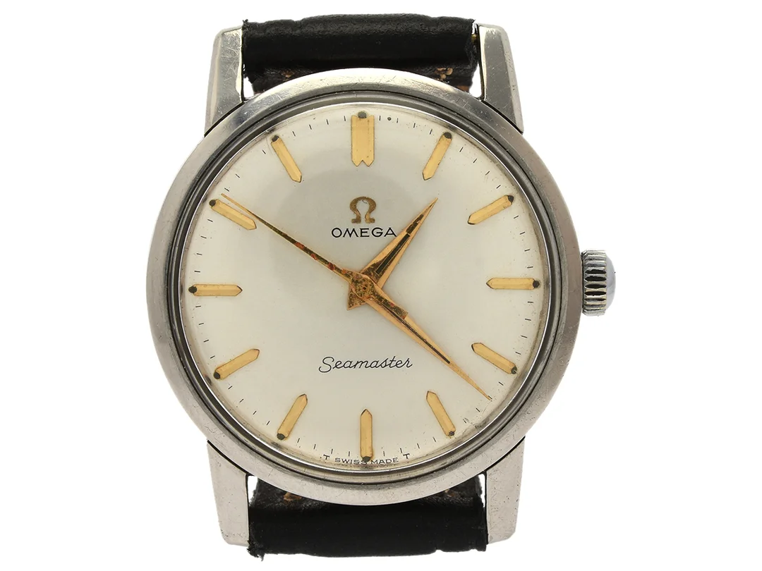 OMEGA, Seamaster (T Swiss Made T), Cal 600, Serie nr. 21206921, Ref nr. ST 135.005, Boett nr. 135.005, herrur, 33,5 mm, stål, manuell, plexiglas (skadat), skadad urtavla, läderband, ca 1964. — Klockor/Omega — Kaplans