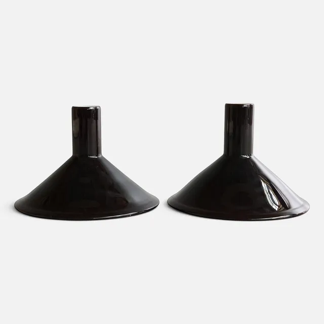 MICHAEL BANG (1942-2013). "P&T", et par pendler af aubergine-farvet glas, indvendigt med hvidt glas. Udført hos Holmegaard. Danmark, 20. årh. anden halvdel (2).