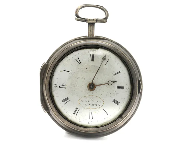 FICKUR, 49 mm, "Norton, London", Serie nr. 34957, Boett nr. 1834, vitmetall, spindelgång, nyckeldragare, skadad urtavla, glas skadat, ytterboett, 59 mm, vitmetall, bucklor, ca 1800.
