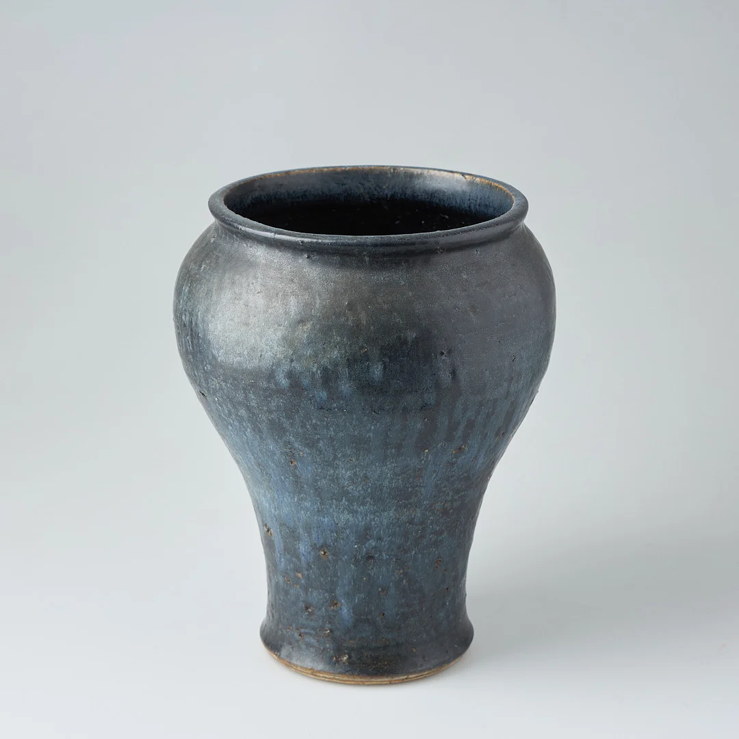 AUNE SIIMES. Vas. Signerad AS Arabia Suomi 1943. — Ceramics & Porcelain — Stockholms Auktionsverk Helsinki