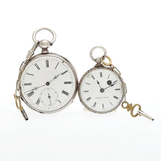 FICKUR, 2 st, nyckeldragare, silver mm.