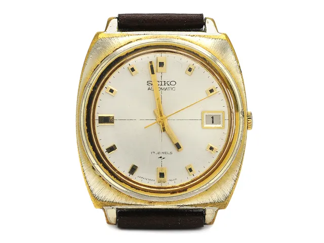 SEIKO, herrur, 35 x 36,5 mm, Cal 7005, Serie nr. 060615, Boett nr. 7005-7012, doublé, automatisk, plexiglas, datum, skadad urtavla, defekt, skadad boett, läderband, ca 1970.