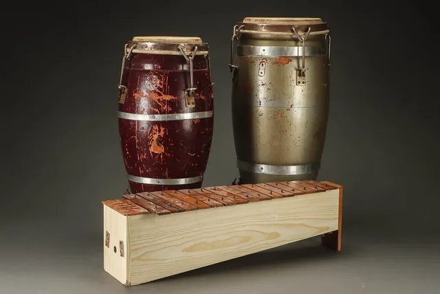 Percussion instrumenter. Xylofon samt to bongotrommer. (3)