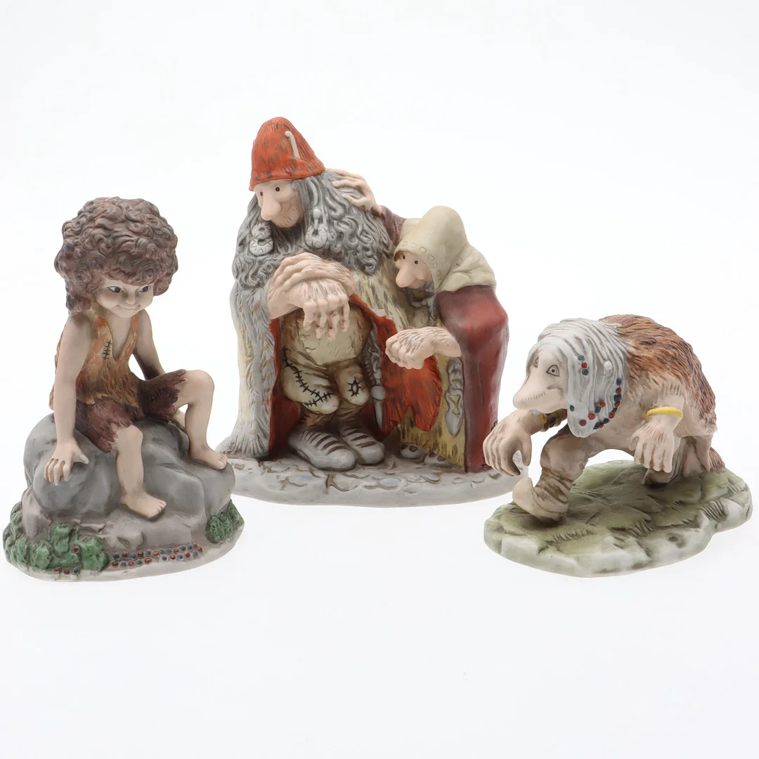 JOHN BAUER. Efter. Figuriner, 3 st, "Troll", fältspadsporslin, I Trollens Värld, Nils Holgersson Gården AB. — European — Ekenbergs Auktioner
