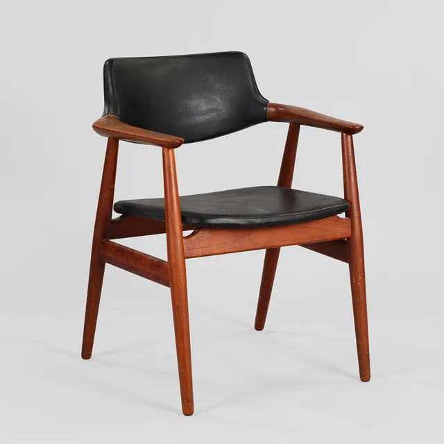 SVEND AAGE ERIKSEN. Armstol af teak, betrukket med sort skai. Glostrup Møbelfabrik, Model GM11, Danmark, 1960'erne.
