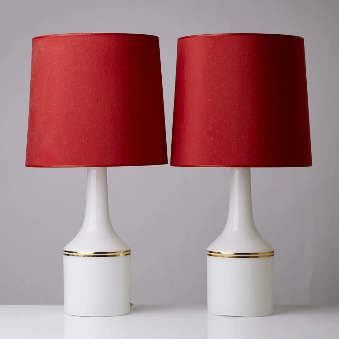 ANDERS PEHRSON. Ateljé Lyktan, "794 B", bordslampor, opalglas, skärmar i råsiden, 1960/1970-tal. — Table Lamps — Stockholms Auktionsverk Sickla