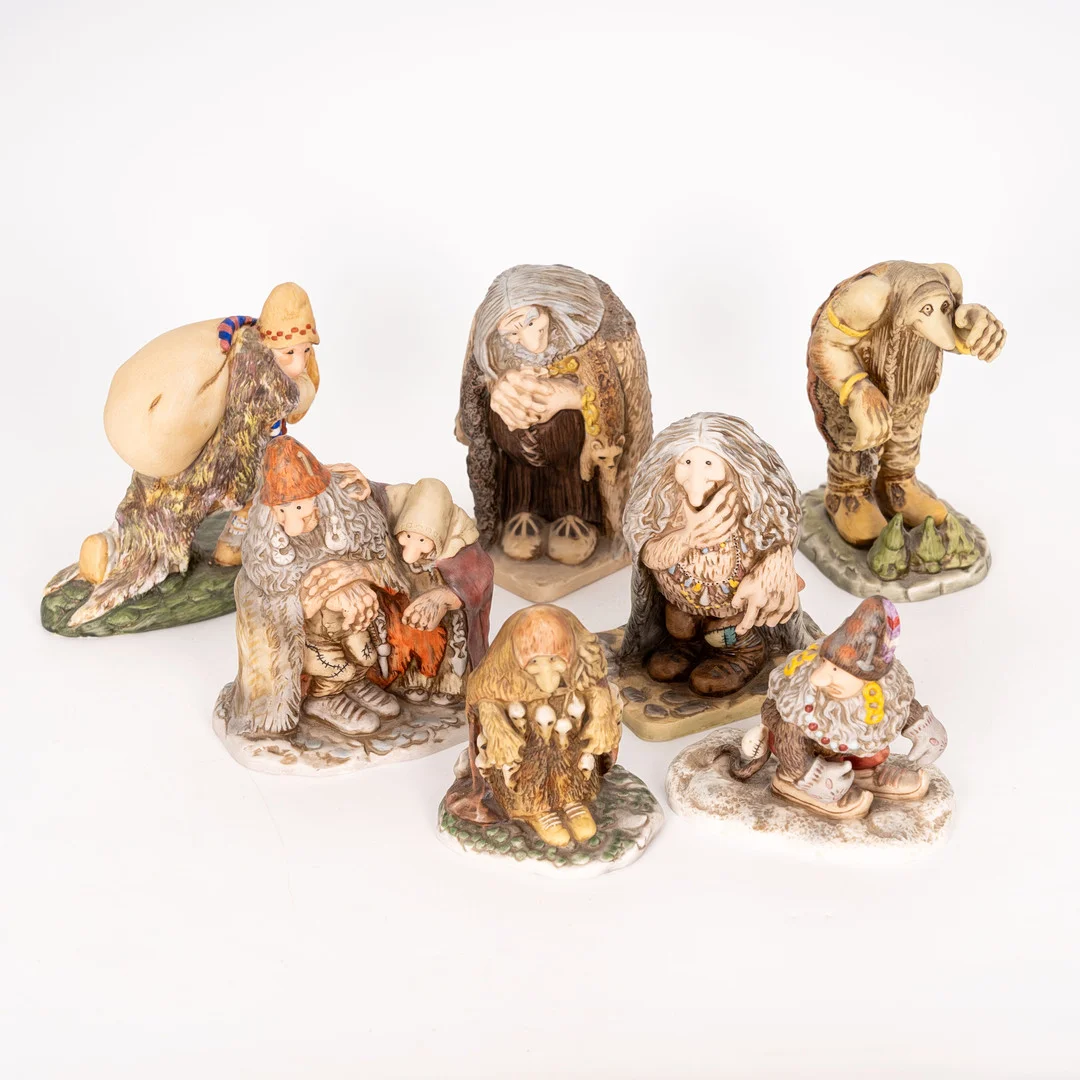 JOHN BAUER. Figuriner. Troll, "I trollens värld", 7st, fritt efter John Bauer, Nils Holgersson Gården. — European — Norrlands Auktionsverk